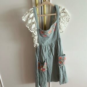Louise Misha Girls apron dress size 6 with embroidery details and lace.